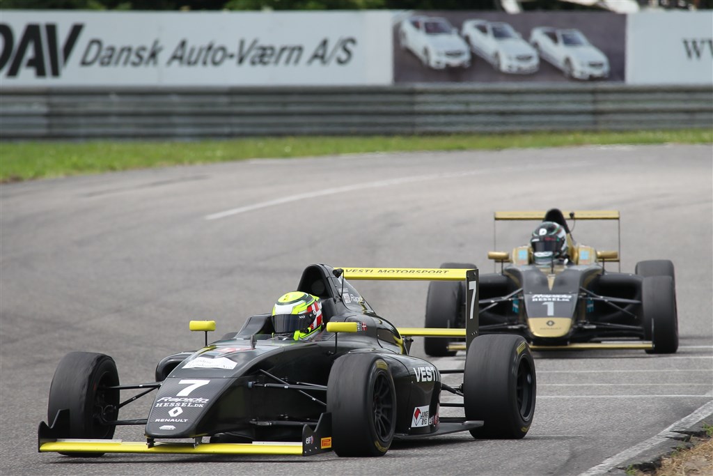 Frederik Vesti blev i det sidste løb for Renault F4 presset af Daniel Lundgaard.
(Foto: Henning Smed)